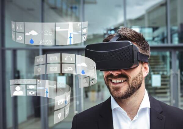 Mann mit VR-Brille