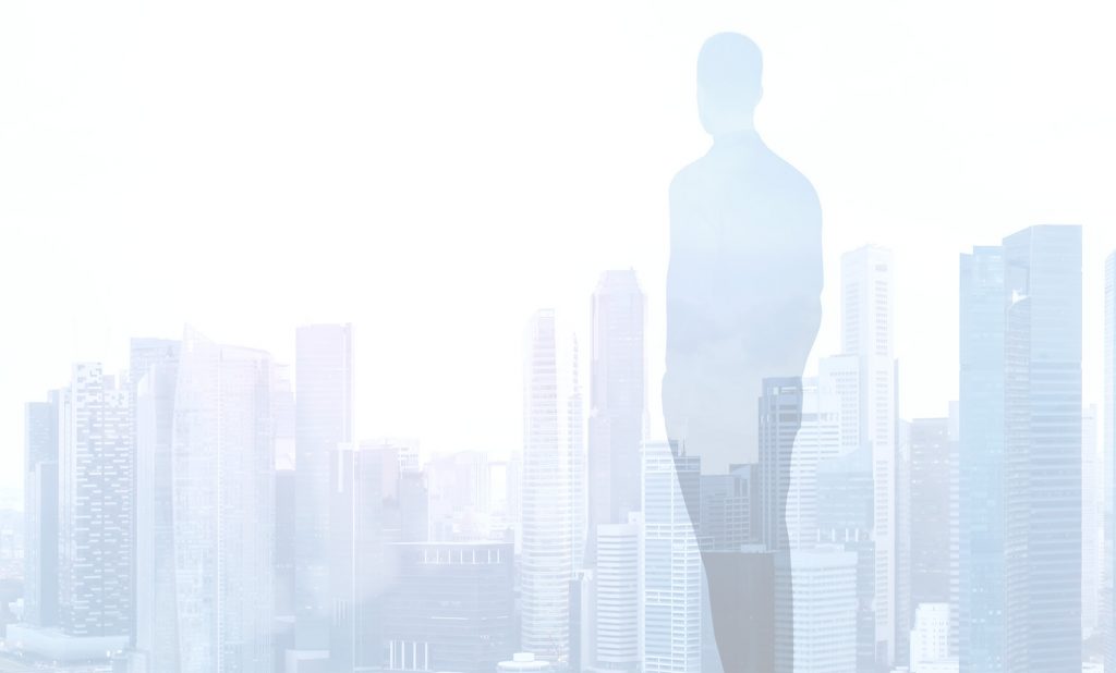 Person steht vor Wolkenkratzern