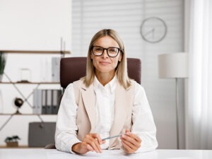 Eigentümer überpfrüft die Bewerbermappe eines Interessenten