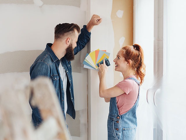 Junges Paar renoviert Wohnung und sucht neue Farbe aus