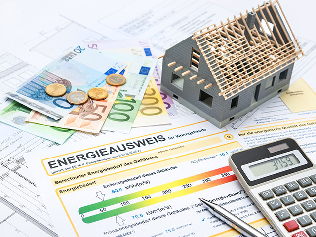 Energieausweis, mit Bauplänen, Taschenrechner, Modellhaus und Geld
