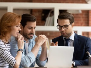 Junges Paar wird zur Immobilie und Erbschaft beraten