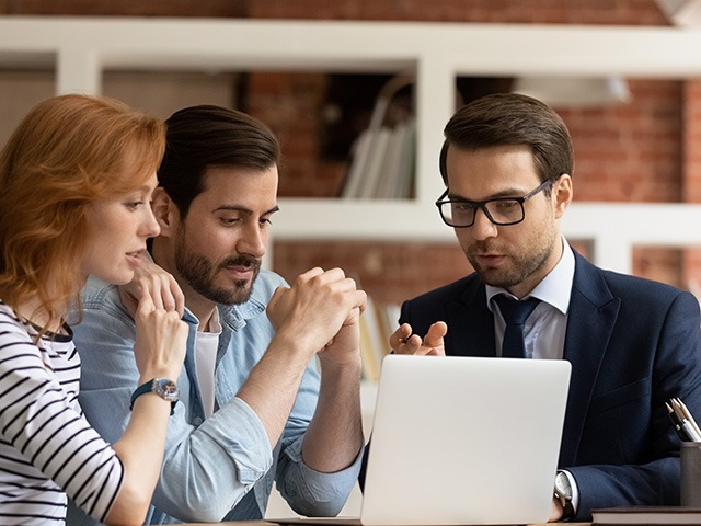 Junges Paar wird zur Immobilie und Erbschaft beraten