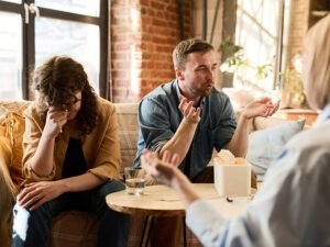 Ehepaar wird zu Immobilie und Scheidung beraten