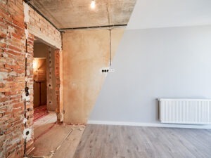 Ein Zimmer vor und nach der Sanierung