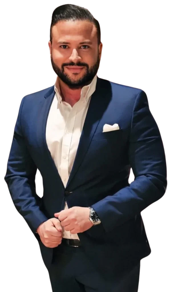 Ben Taieb steht im Anzugs vor Skyline für Immobilienmakler Frankfurt