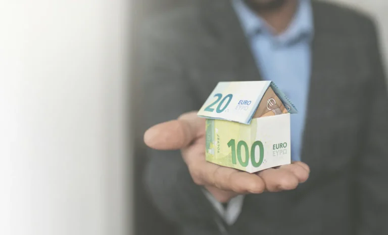 Aus Geld gefaltet Haus für Hausverkauf Frankfurt